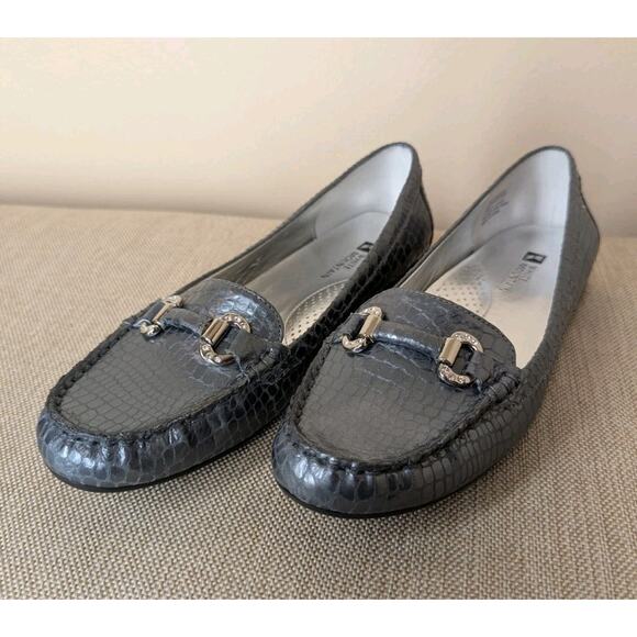 White Mountain Shoes - White Mountain Prize Pewter Gray Leather Embossed Flats Moccasins Loafers Size 8